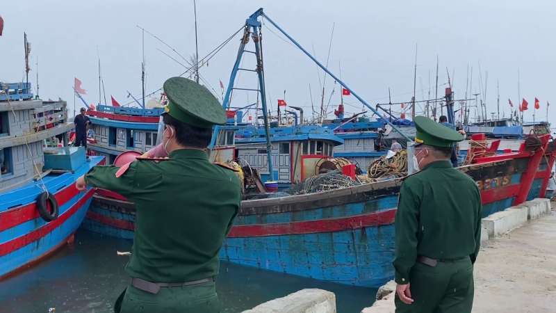 Bộ đội bi&ecirc;n ph&ograve;ng Quảng Ng&atilde;i vừa chống b&atilde;o vừa chống dịch