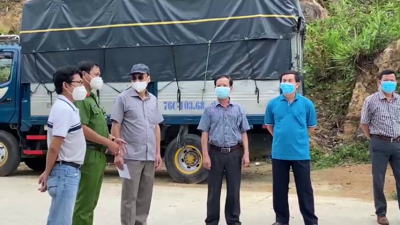 Chủ nhiệm Ủy ban Kiểm tra Tỉnh ủy kiểm tra phòng chống dịch tại Sơn Tây