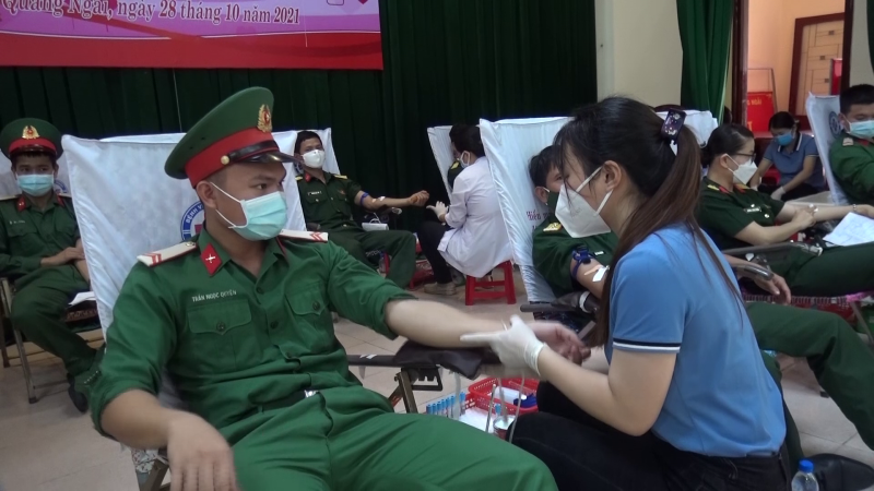 Cán bộ, chiến sĩ Bộ chỉ huy Quân sự tỉnh hiến máu tình nguyện
