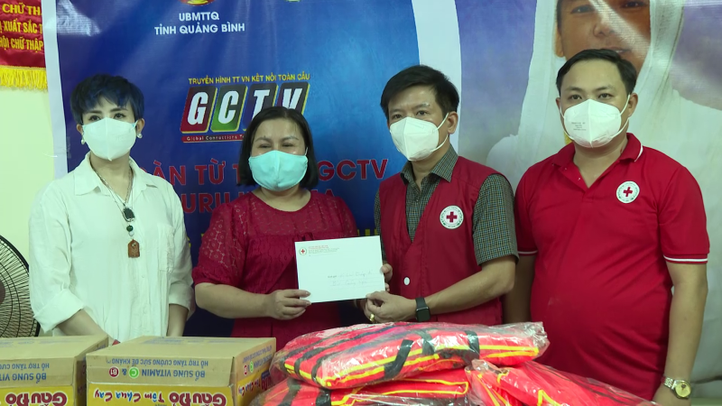 Tiếp nhận hàng hóa hỗ trợ người dân vùng sạt lở