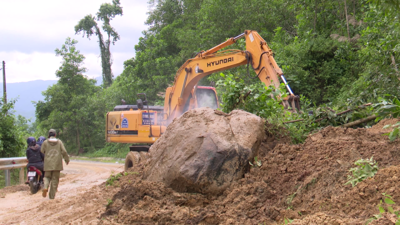 Quảng Ngãi thông tuyến các điểm sạt lở ở các huyện miền núi