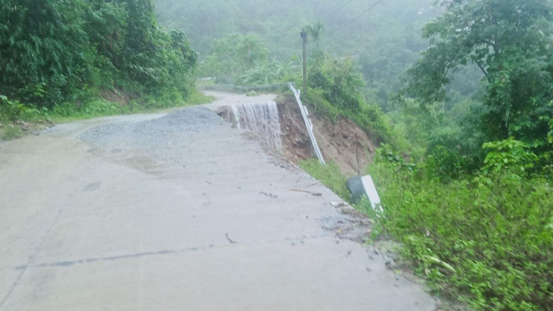 Sạt lở hơn nửa mặt đường Eo Chim- Trà Nham