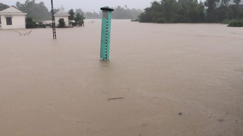 Đức Phổ hỗ trợ dân chống lũ