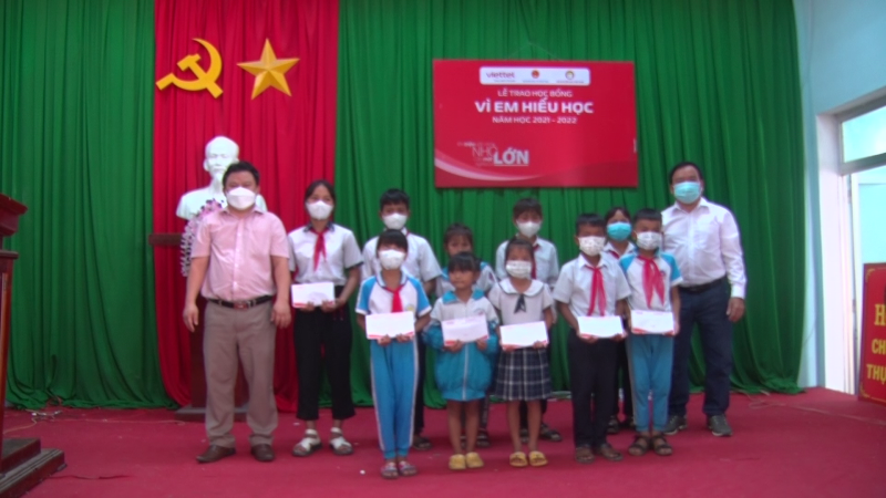 Trao học bổng “Vì em hiếu học” và “Ngăn dòng bỏ học”