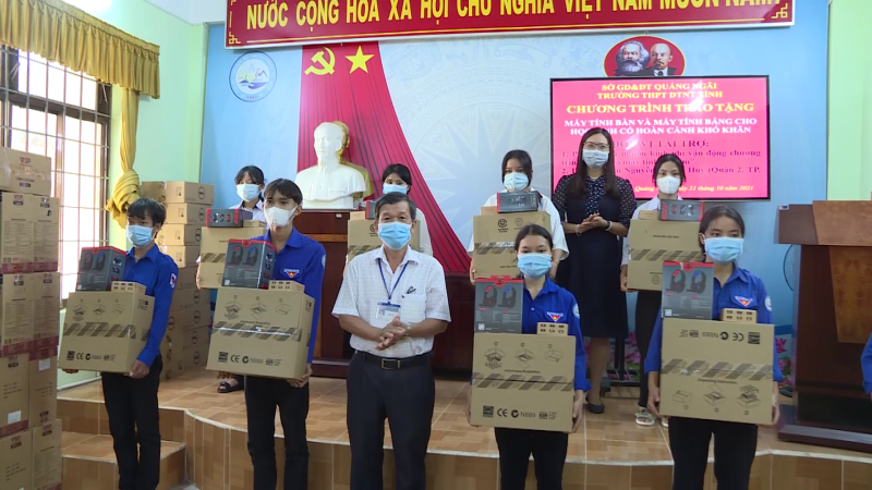 Trao máy tính cho học sinh có hoàn cảnh khó khăn