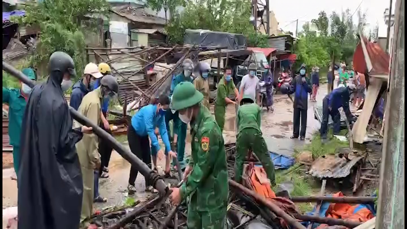 Bộ đội giúp dân khắc phục hậu quả lốc xoáy