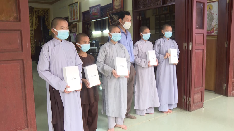 Hỗ trợ máy tính cho học sinh nghèo