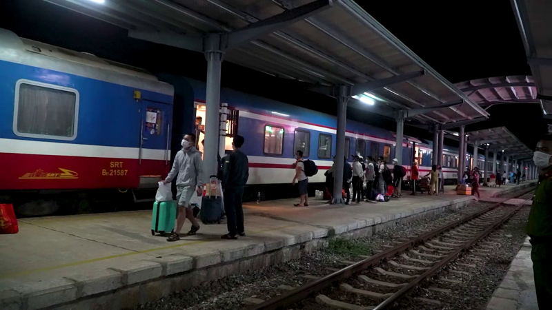 Những hành khách đầu tiên xuống ga Quảng Ngãi