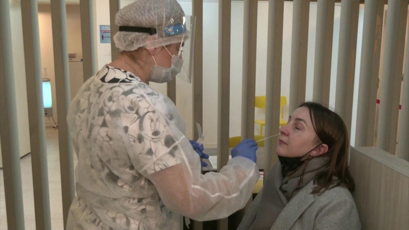 Nga cảnh b&aacute;o nguy cơ COVID-19 nghi&ecirc;m trọng ở giới trẻ