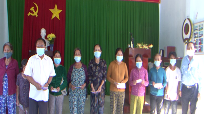 Trao tặng 200 xuất qu&agrave; cho hộ ngh&egrave;o