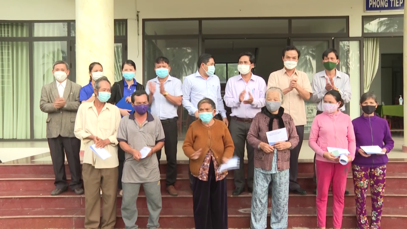 Trưởng Ban tuy&ecirc;n gi&aacute;o tỉnh ủy Đặng Ngọc Dũng tặng qu&agrave; cho người cao tuổi v&agrave; học sinh x&atilde; Tịnh Kỳ