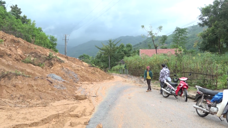 Bất an sạt lở núi trên đường Trường Sơn Đông