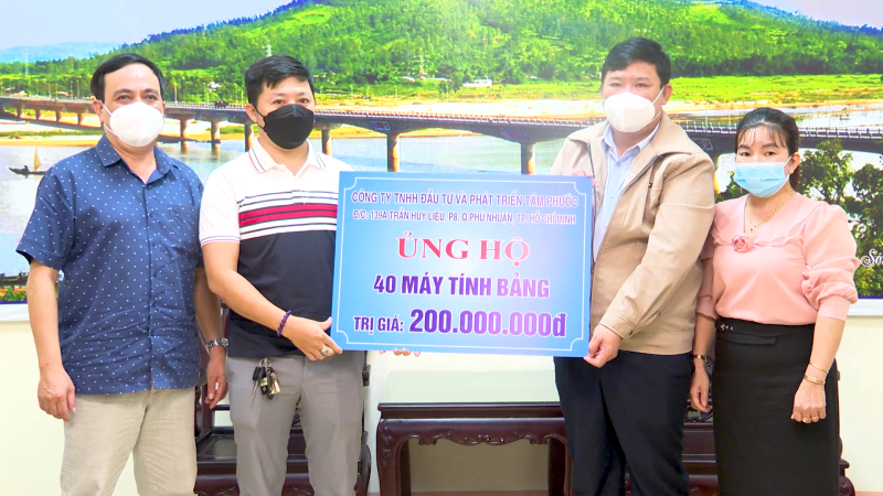 Tiếp nhận hỗ trợ trang thiết bị cho học sinh