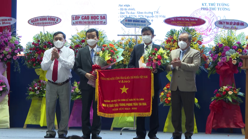 Trường Đại học Tài chính Kế toán đón nhận cờ thi đua của Chính Phủ