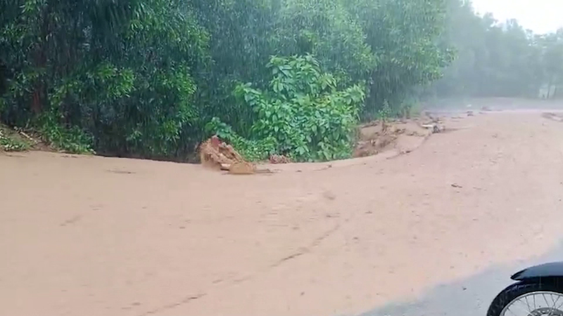 Quảng Ngãi mưa lũ gây cô lập nhiều xã miền núi