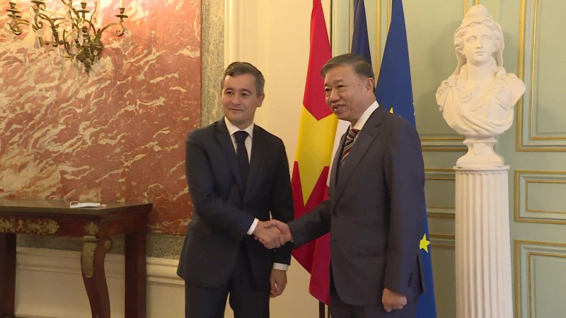 Bộ trưởng Công an hội đàm với Bộ trưởng Nội vụ Pháp