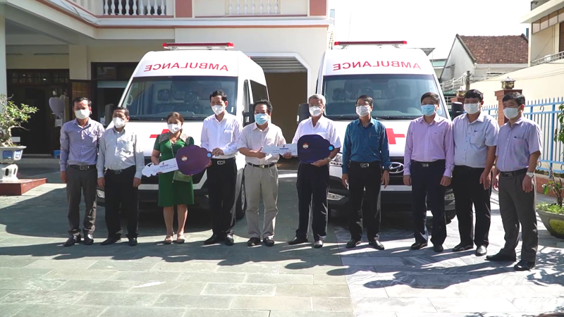 Tập Đoàn dầu khí Việt Nam trao tặng 02 xe cứu thương cho Quảng Ngãi