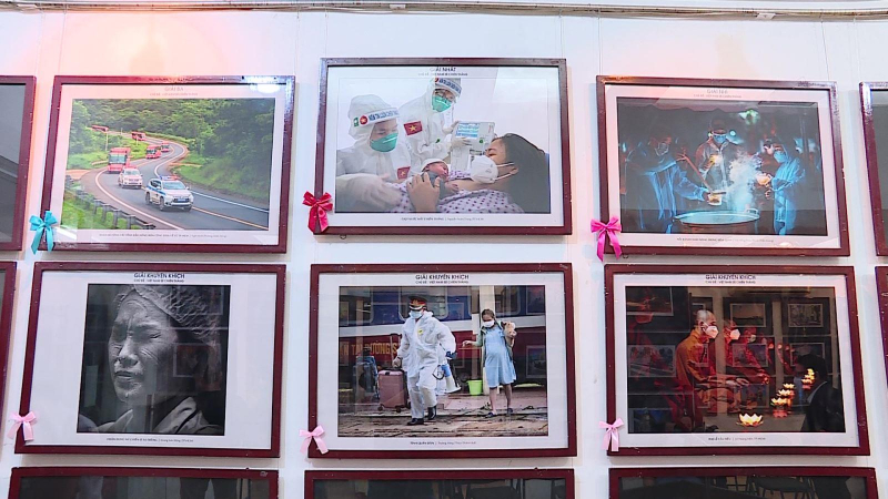 Triển lãm ảnh “Việt Nam sẽ chiến thắng”