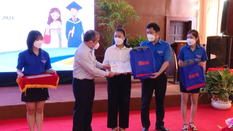 Trao học bổng “Tiếp sức đến trường” cho 47 tân sinh viên có hoàn cảnh khó khăn