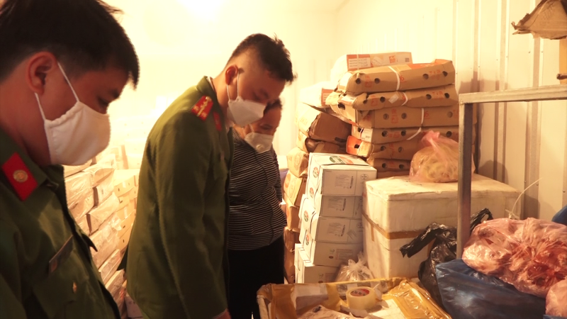 Phát hiện cơ sở mua bán thực phẩm không rõ nguồn gốc