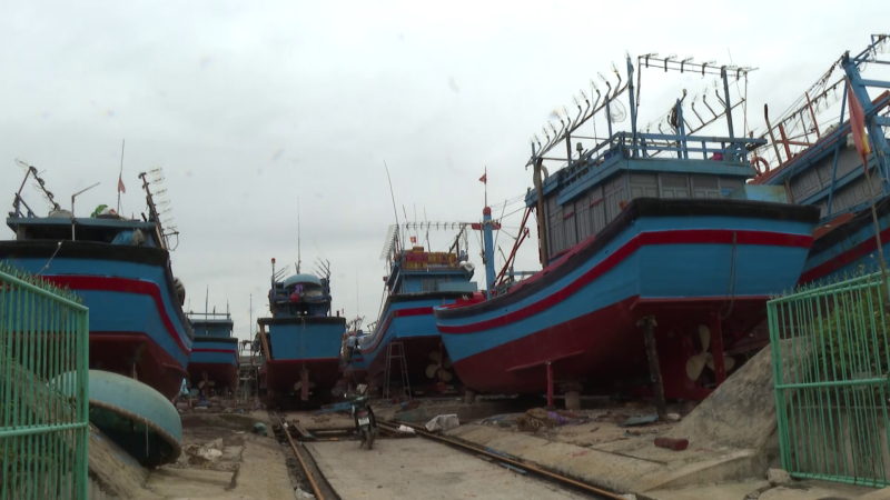 Tu sửa tàu thuyền để vào mùa biển mới