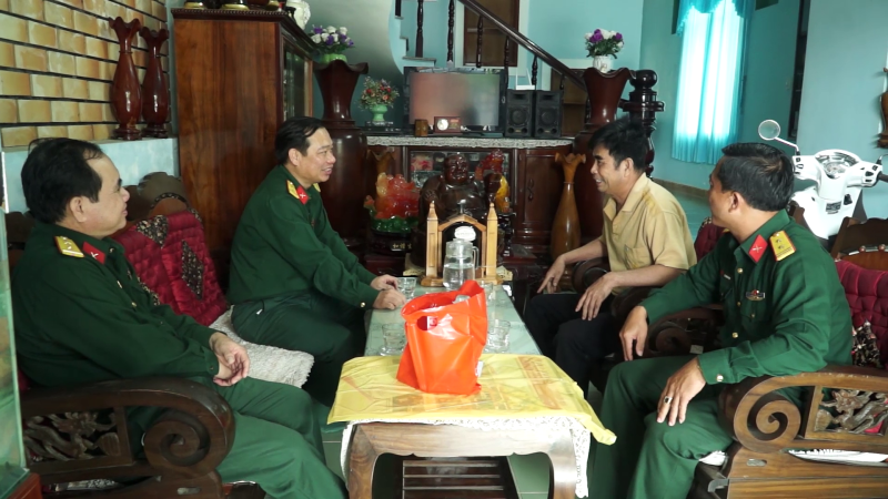 Thăm, tặng quà cán bộ quân đội nghỉ hưu