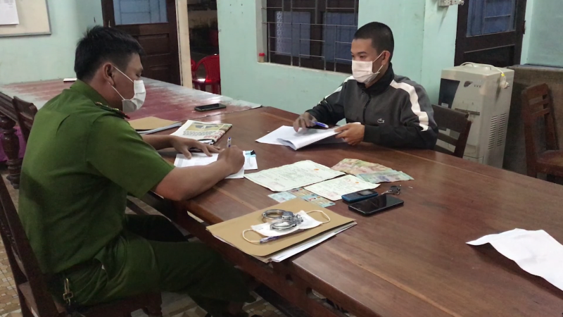 Bắt khẩn cấp thanh niên hoạt động tín dụng đen