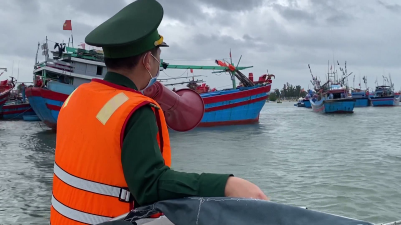Quảng Ngãi cấm biển, kêu gọi tàu thuyền tránh bão