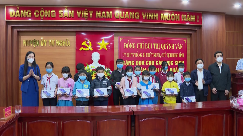 B&iacute; thư tỉnh ủy tặng m&aacute;y t&iacute;nh bảng cho học sinh kh&oacute; khăn