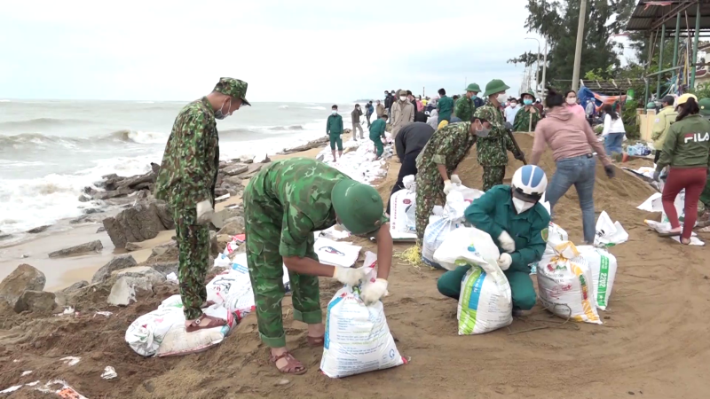 Phó Chủ tịch UBND tỉnh Trần Phước Hiền kiểm tra sạt lở bờ biển xã Nghĩa An