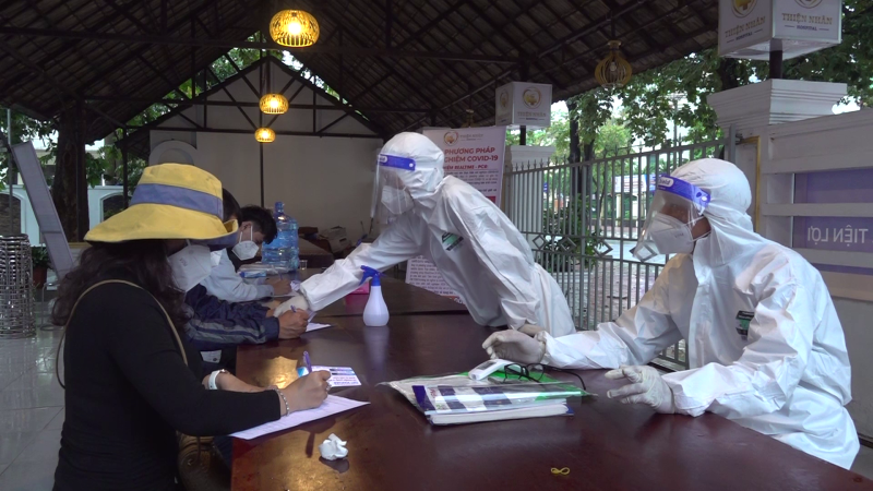 Thiện Nhân xét nghiệm Covid-19 xuyên tết