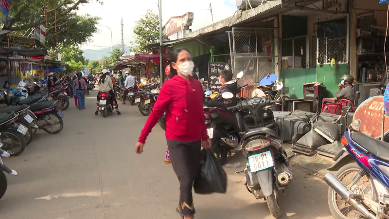 Đồng bào H’re ở Minh Long mua sắm tết