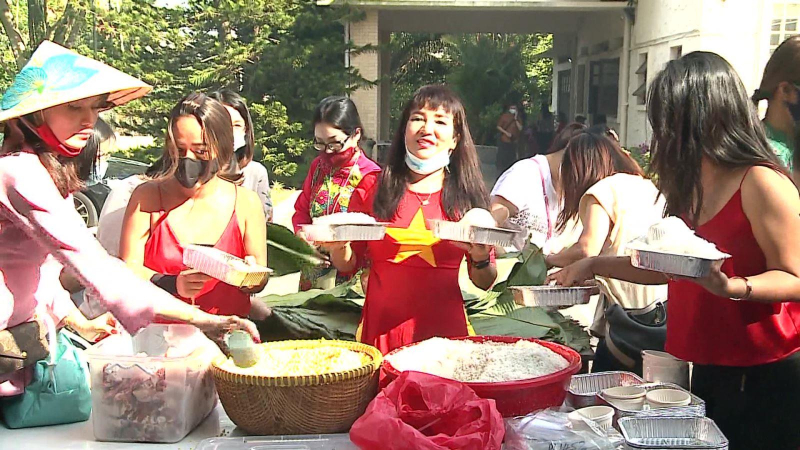 Bánh chưng xanh mang tết đến với kiều bào Singapore