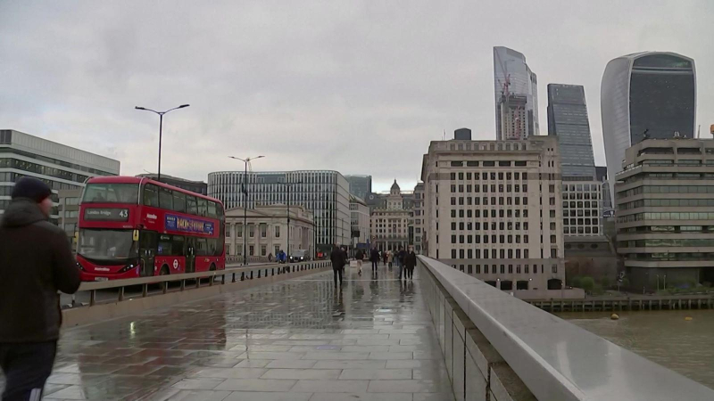 Anh nghi&ecirc;n cứu khả năng l&acirc;y nhiễm của Omicron