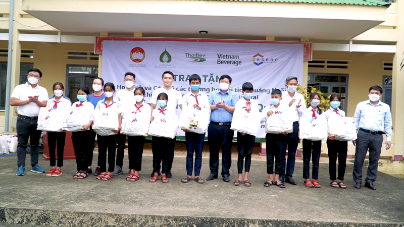 Trao quà tết và vật phẩm hỗ trợ học đương cho học sinh miền núi