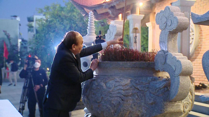 Chủ tịch nước Nguyễn Xuân Phúc dâng hương tưởng nhớ Lãnh đạo Đảng, Nhà nước