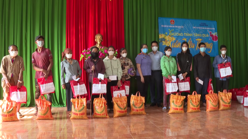 Viện kiểm s&aacute;t Nh&acirc;n d&acirc;n tỉnh v&agrave; PTSC trao qu&agrave; tết cho người ngh&egrave;o Sơn H&agrave;