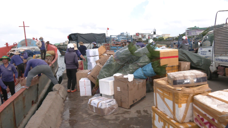 H&agrave;ng tết vượt biển ra đảo