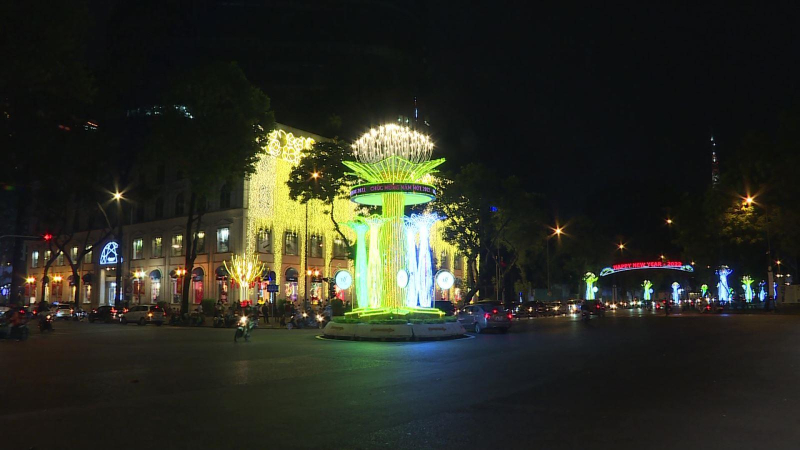 Đường phố TP Hồ Chí Minh lung linh sắc xuân