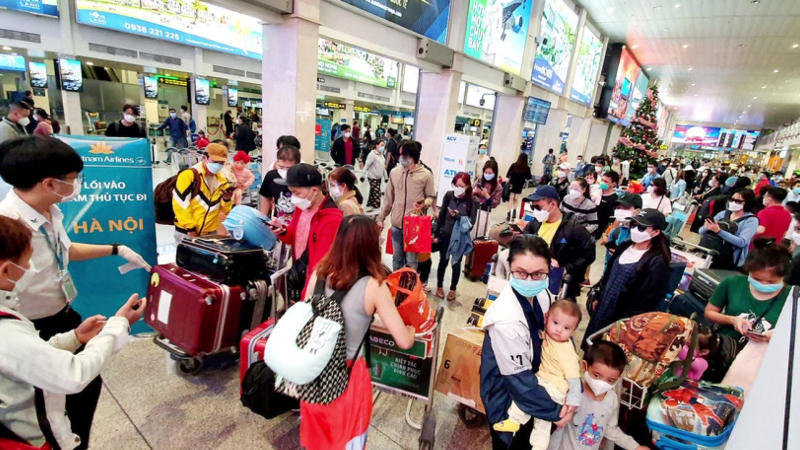 Sân bay Tân Sơn Nhất đông nghẹt người về quê ăn Tết