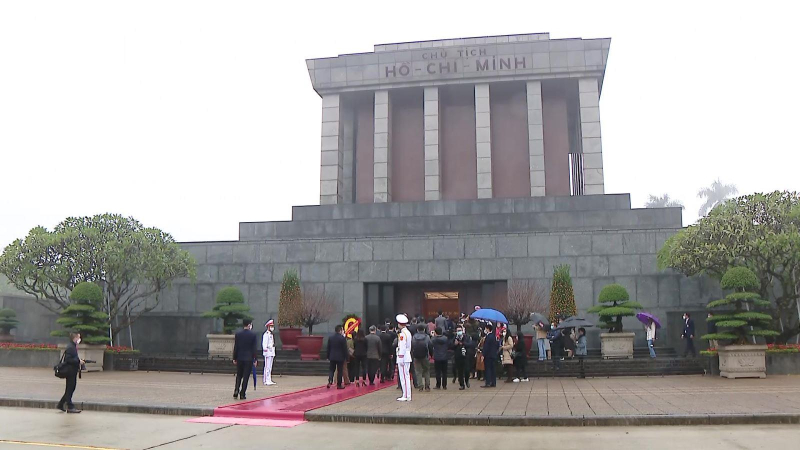 Kiều b&agrave;o ti&ecirc;u biểu v&agrave;o lăng viếng Chủ tịch Hồ Ch&iacute; Minh