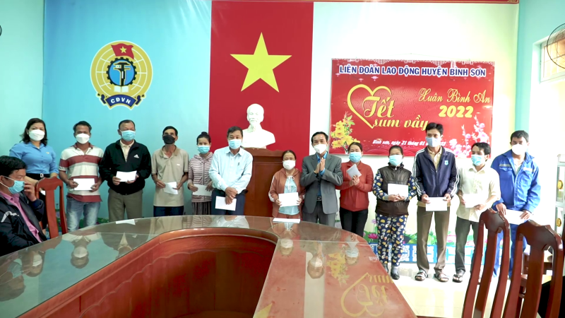 Liên Đoàn lao động tỉnh trao quà tết cho Đoàn viên và hộ nghèo