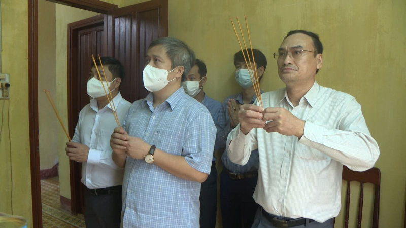 Ph&oacute; Chủ nhiệm Ủy ban kiểm tra Trung ương viếng hương c&aacute;n bộ l&atilde;o th&agrave;nh c&aacute;ch mạng