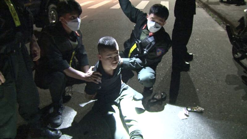 Bắt quả tang 2 thanh niên vận chuyển trái phép chất nghi ma túy