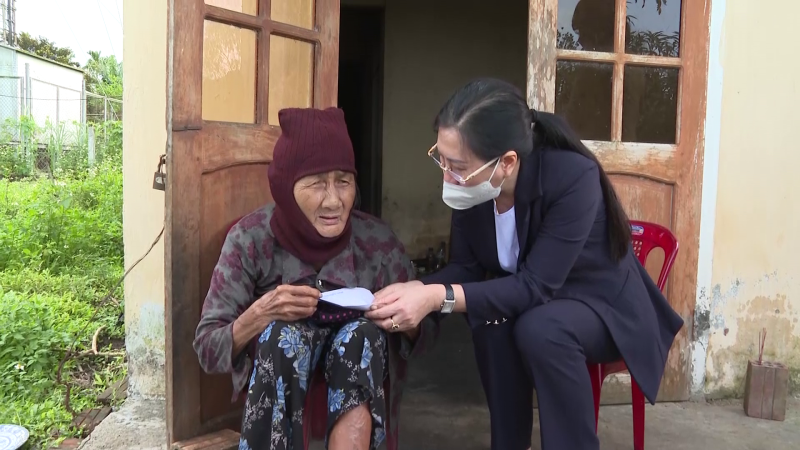 Lo tết cho người ngh&egrave;o, đồng b&agrave;o d&acirc;n tộc thiểu số