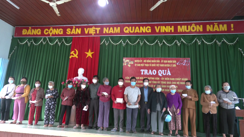 Bí thư tỉnh ủy gửi tặng 200 suất quà cho người nghèo Lý Sơn