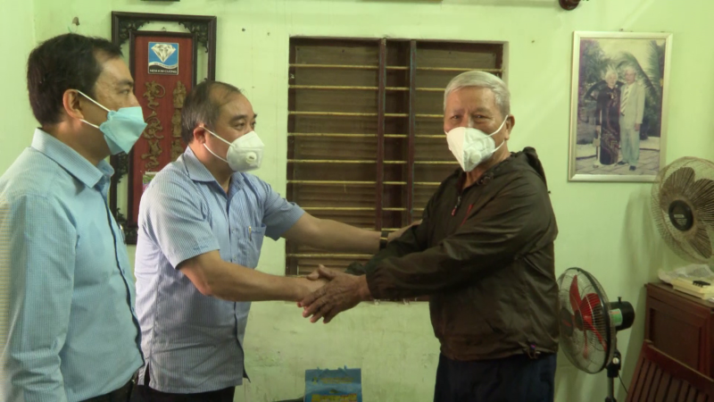 Ph&oacute; Chủ tịch thường trực UBND tỉnh Trần Ho&agrave;ng Tuấn ch&uacute;c tết người cao tuổi