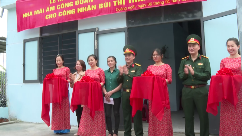 B&agrave;n giao nh&agrave; m&aacute;i ấm c&ocirc;ng đo&agrave;n