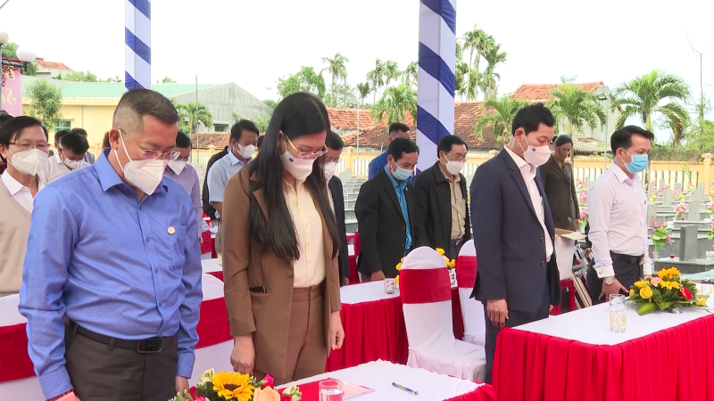 Bí Thư Tỉnh ủy thắp nến tri ân các anh hùng liệt sĩ