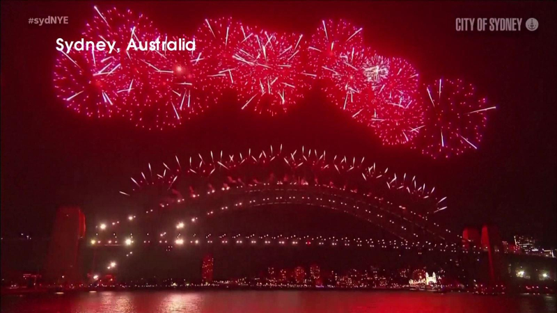 Thế giới đ&oacute;n ch&agrave;o năm mới 2022